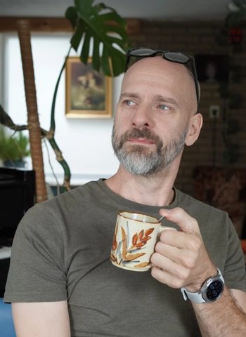 Dio met een kop koffie